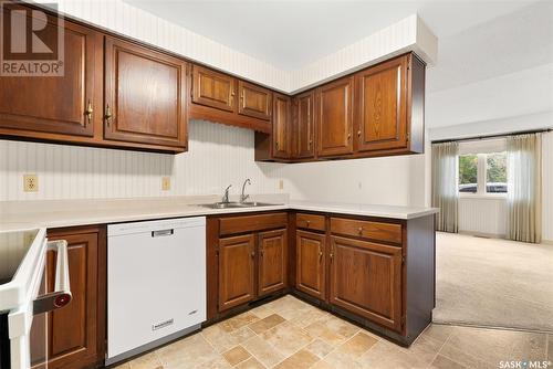 1042 Gryphons Walk, Regina, SK - Indoor Photo Showing Kitchen With Double Sink