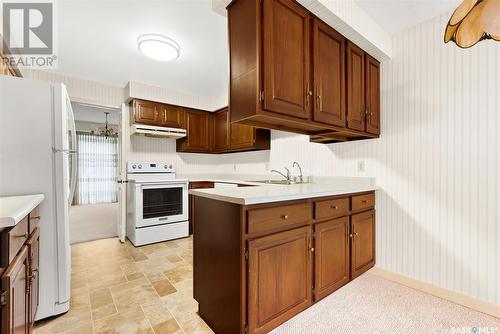 1042 Gryphons Walk, Regina, SK - Indoor Photo Showing Kitchen