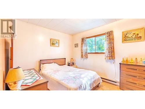 1031 7Th  N Avenue, Creston, BC - Indoor Photo Showing Bedroom