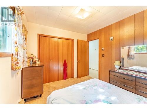 1031 7Th  N Avenue, Creston, BC - Indoor Photo Showing Bedroom