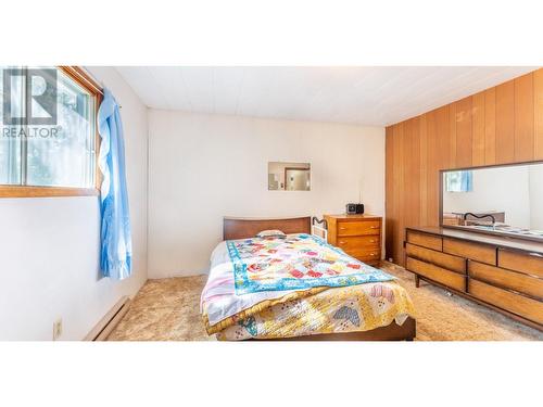 1031 7Th  N Avenue, Creston, BC - Indoor Photo Showing Bedroom