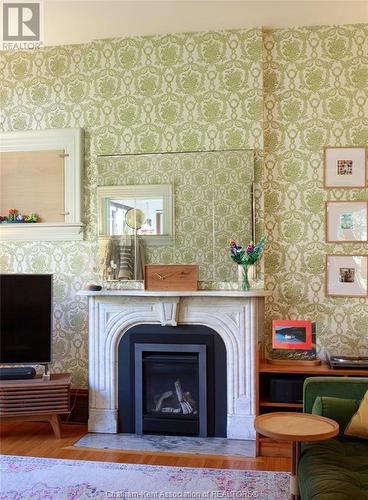 90 Park Street, Chatham, ON - Indoor Photo Showing Living Room With Fireplace