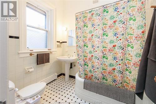 90 Park Street, Chatham, ON - Indoor Photo Showing Bathroom