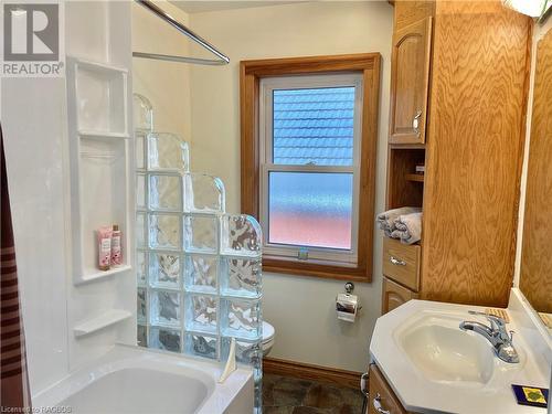 734 5Th Avenue E, Owen Sound, ON - Indoor Photo Showing Bathroom