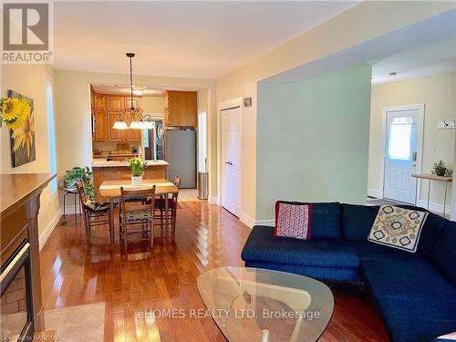 734 5Th Avenue E, Owen Sound, ON - Indoor Photo Showing Living Room