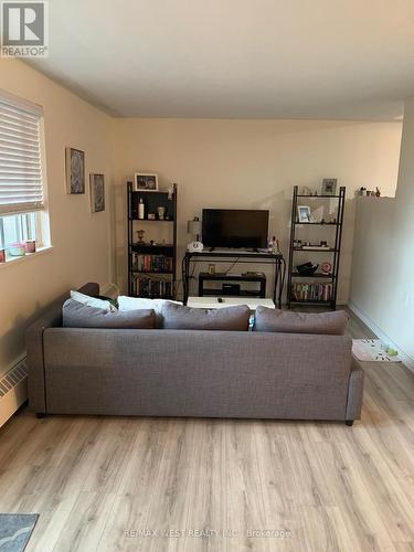 605 - 15 Elizabeth Street, Mississauga, ON - Indoor Photo Showing Living Room