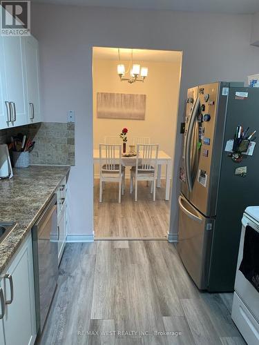 605 - 15 Elizabeth Street, Mississauga, ON - Indoor Photo Showing Kitchen