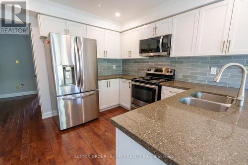 1365 Bishopstoke Way, Oakville, ON - Indoor Photo Showing Kitchen With Double Sink With Upgraded Kitchen