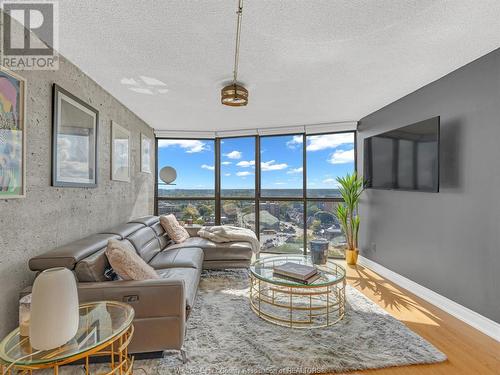 515 Riverside Drive West Unit# 1505, Windsor, ON - Indoor Photo Showing Living Room