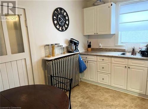 98 Waterloo Street, Waterloo, ON - Indoor Photo Showing Kitchen