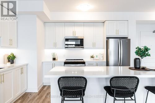 430 - 10 Mallard Trail, Hamilton, ON - Indoor Photo Showing Kitchen