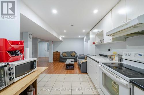 10 Hedgerow Avenue, Brampton, ON - Indoor Photo Showing Kitchen