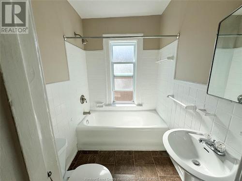 1260 Ouellette Unit# 4, Windsor, ON - Indoor Photo Showing Bathroom