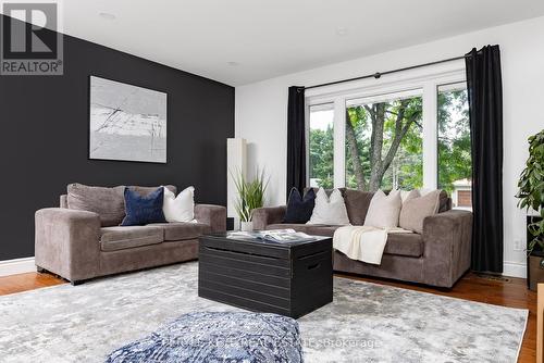 100 Meadow Heights Drive, Bracebridge, ON - Indoor Photo Showing Living Room