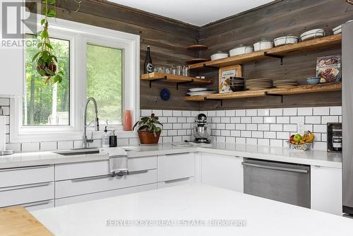 100 Meadow Heights Drive, Bracebridge, ON - Indoor Photo Showing Kitchen