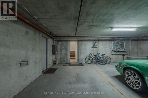 7 - 152 Albert Street, London, ON - Indoor Photo Showing Garage