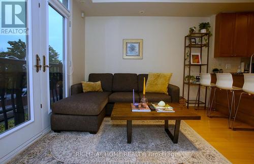 Th6 - 80 Carr Street, Toronto, ON - Indoor Photo Showing Living Room