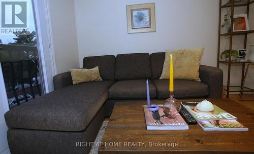 Th6 - 80 Carr Street, Toronto, ON - Indoor Photo Showing Living Room