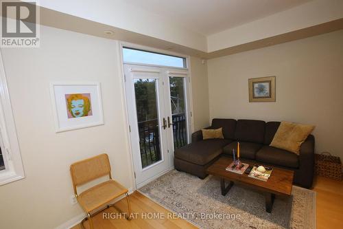 Th6 - 80 Carr Street, Toronto, ON - Indoor Photo Showing Living Room