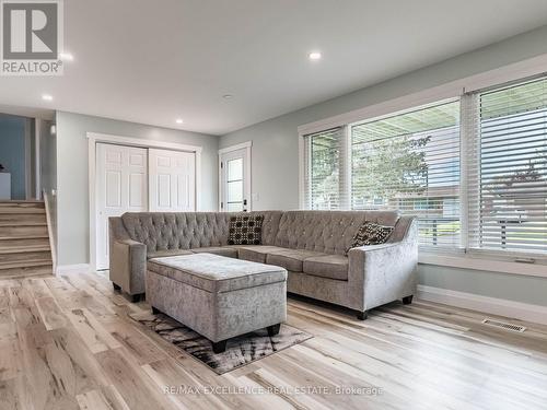 38 Martha Court, Welland, ON - Indoor Photo Showing Living Room