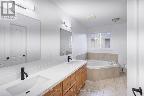 1860 Devos Drive, London, ON - Indoor Photo Showing Bathroom