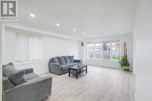 1860 Devos Drive, London, ON - Indoor Photo Showing Living Room