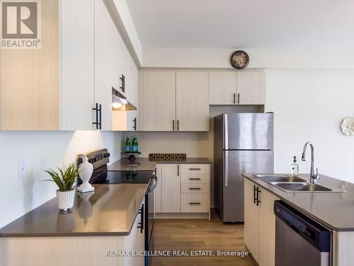 298 Okanagan Path, Oshawa, ON - Indoor Photo Showing Kitchen With Double Sink