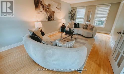 8 Elite Road, Caledon, ON - Indoor Photo Showing Living Room