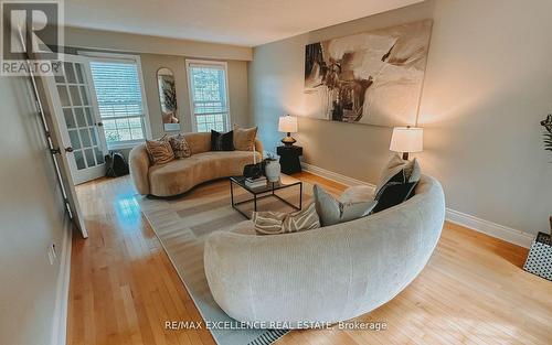 8 Elite Road, Caledon, ON - Indoor Photo Showing Living Room