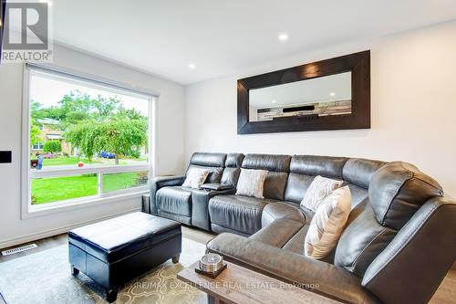 6 Brookview Road, Brampton, ON - Indoor Photo Showing Living Room