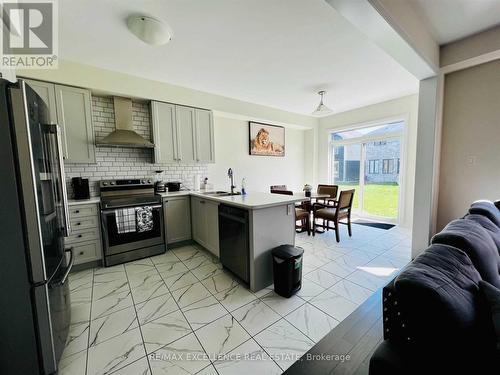 10 Charm Place N, Thorold, ON - Indoor Photo Showing Kitchen