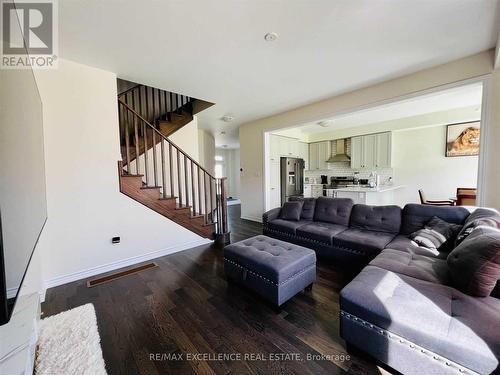 10 Charm Place N, Thorold, ON - Indoor Photo Showing Living Room