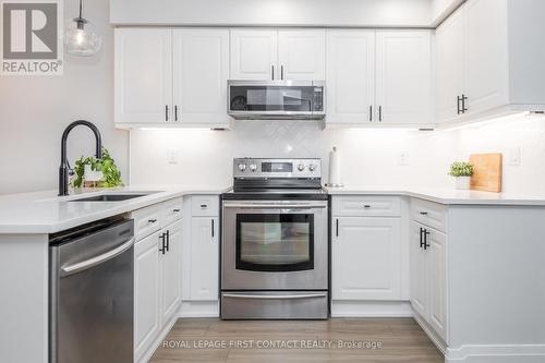 72 Gore Drive, Barrie, ON - Indoor Photo Showing Kitchen With Upgraded Kitchen