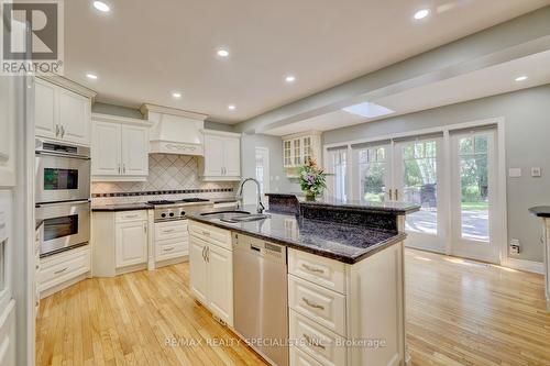 1275 Donlea Crescent, Oakville, ON - Indoor Photo Showing Kitchen With Upgraded Kitchen