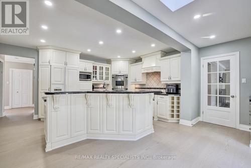 1275 Donlea Crescent, Oakville, ON - Indoor Photo Showing Kitchen With Upgraded Kitchen