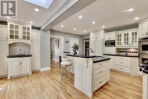 1275 Donlea Crescent, Oakville, ON - Indoor Photo Showing Kitchen With Upgraded Kitchen