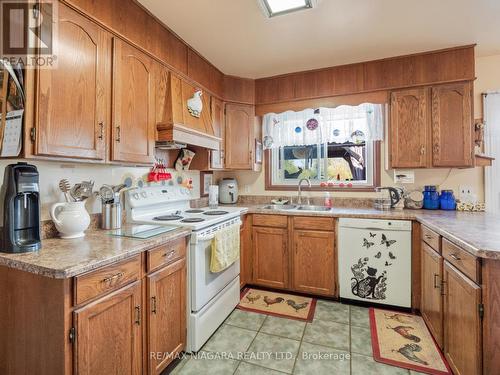 2666 Dominion Road, Fort Erie, ON - Indoor Photo Showing Kitchen With Double Sink