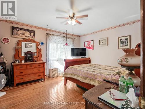 2666 Dominion Road, Fort Erie, ON - Indoor Photo Showing Bedroom