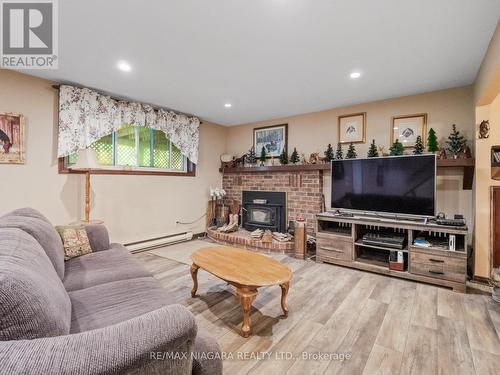 2666 Dominion Road, Fort Erie, ON - Indoor Photo Showing Living Room With Fireplace