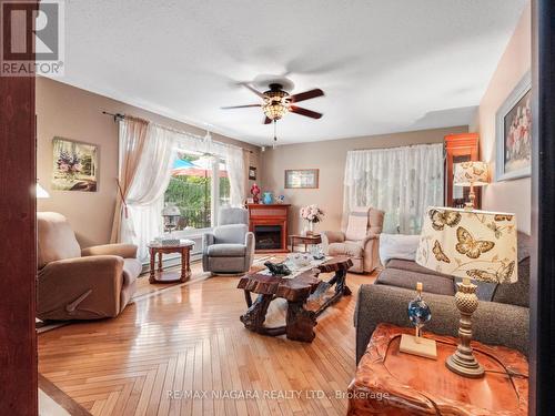 2666 Dominion Road, Fort Erie, ON - Indoor Photo Showing Living Room