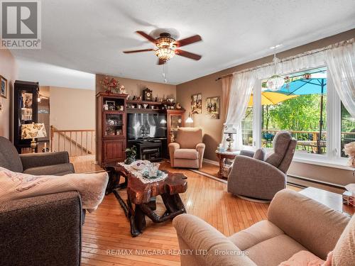 2666 Dominion Road, Fort Erie, ON - Indoor Photo Showing Living Room