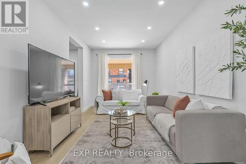 20 Greenaway Avenue, Hamilton, ON - Indoor Photo Showing Living Room