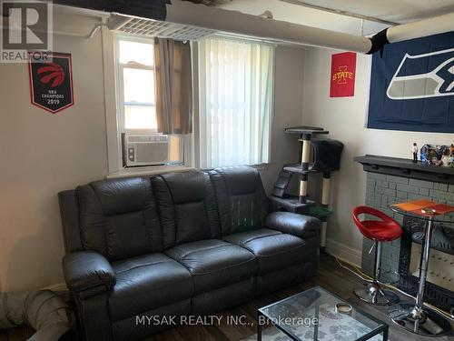 107-109 Balsam Avenue S, Hamilton, ON - Indoor Photo Showing Living Room