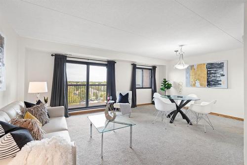 607 2000 Sinclair Street, Winnipeg, MB - Indoor Photo Showing Living Room