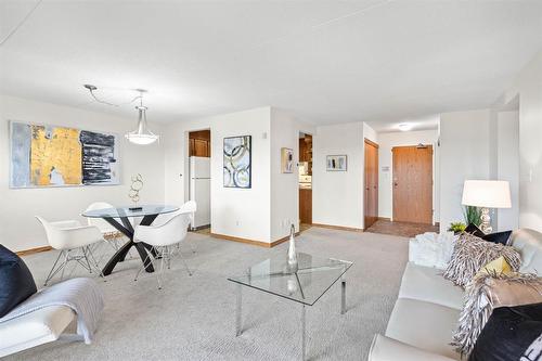 607 2000 Sinclair Street, Winnipeg, MB - Indoor Photo Showing Living Room