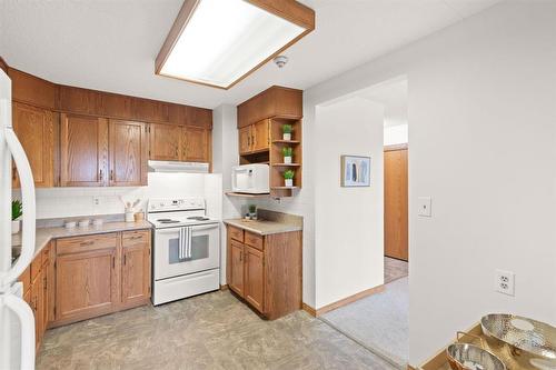 607 2000 Sinclair Street, Winnipeg, MB - Indoor Photo Showing Kitchen