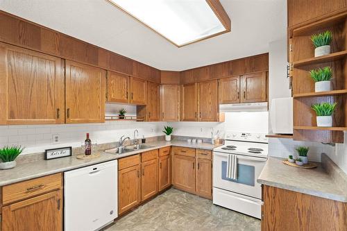 607 2000 Sinclair Street, Winnipeg, MB - Indoor Photo Showing Kitchen With Double Sink