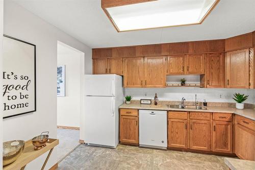 607 2000 Sinclair Street, Winnipeg, MB - Indoor Photo Showing Kitchen With Double Sink