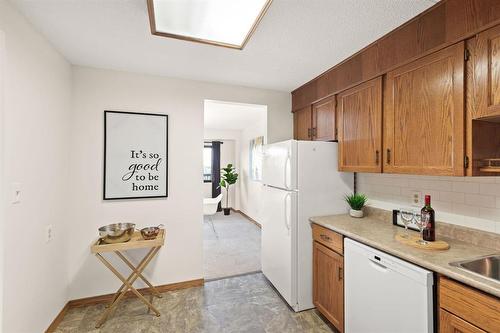 607 2000 Sinclair Street, Winnipeg, MB - Indoor Photo Showing Kitchen