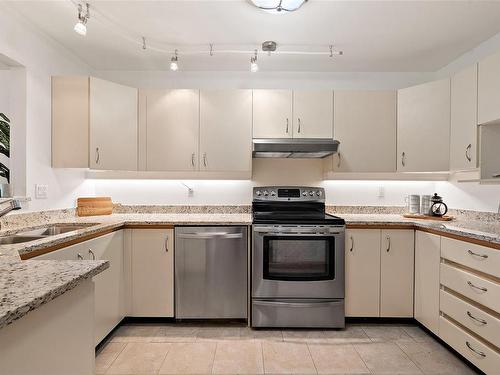 203-1477 Yale St, Oak Bay, BC - Indoor Photo Showing Kitchen